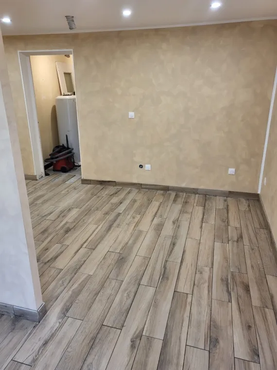 Application d'une sous couche de peinture pour finir un ton plus foncé à l'éponge, logement à BOURG EN BRESSE