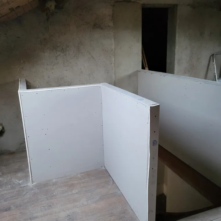 Création de demi-cloisons autour trémie d'escalier