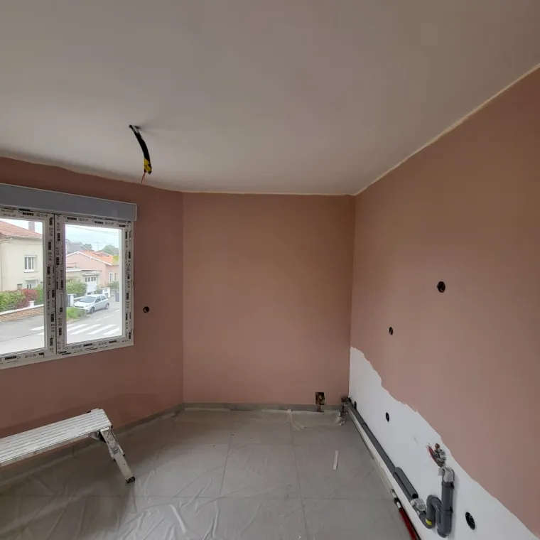 Application de peinture décorative à l'essuyé cuisine à Bourg en Bresse