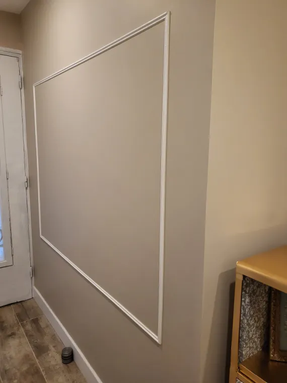 Création cadre en moulures horizontales sur mur