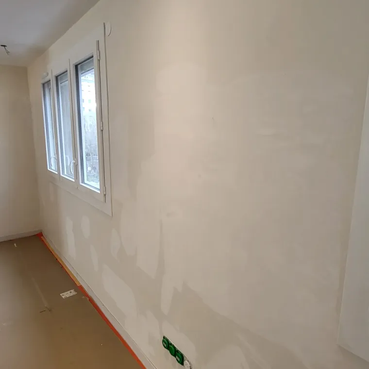 Masticage et lissage sur malfaçons mur