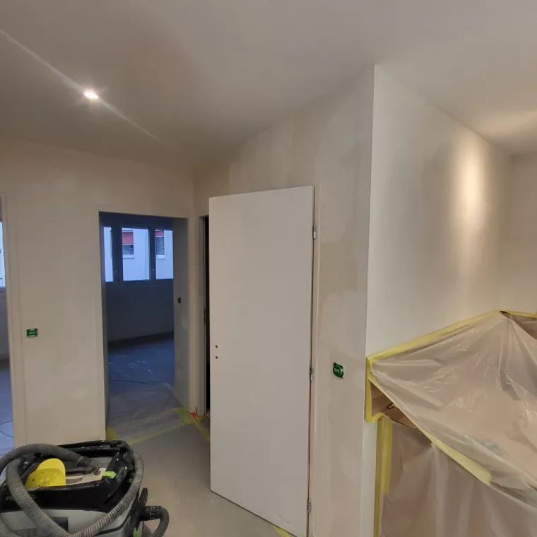 Reprise avec enduissage, lissage et ponçage