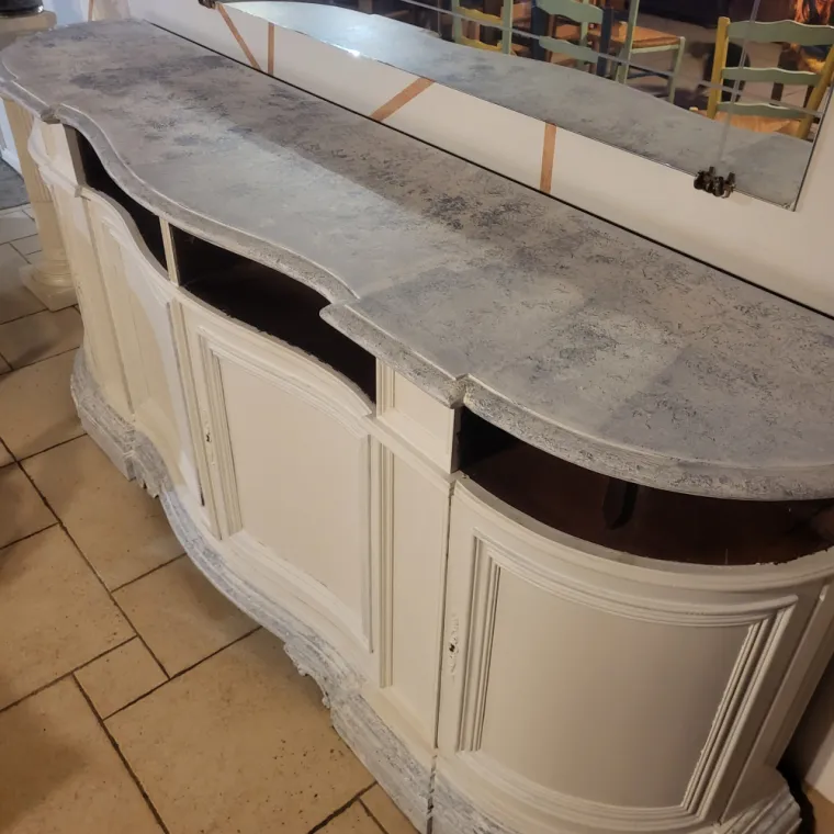 Peinture décorative au journal plateau et pieds meuble bahut