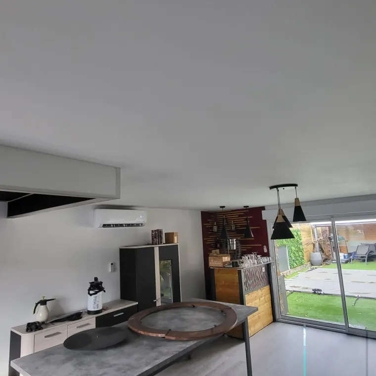 Application de 2 couches de peinture plafond