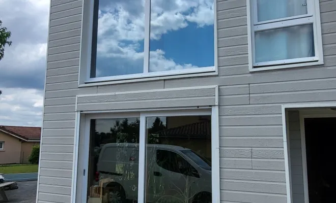 Après avoir gratté et poncé, application de peinture glycéro fenêtres maison à Péronnas