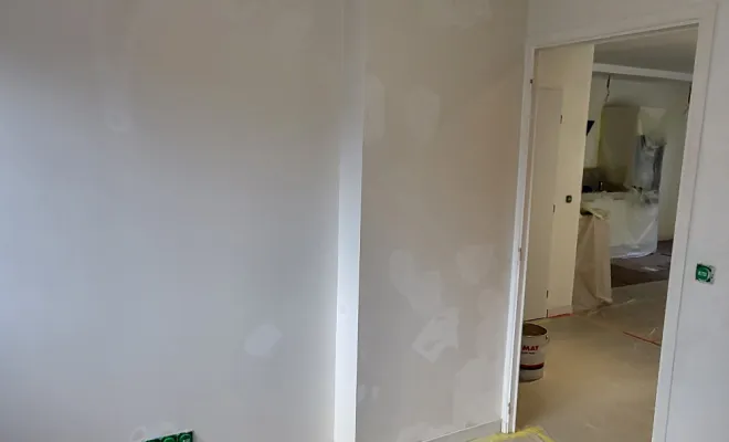 Reprise avec enduissage, lissage et ponçage