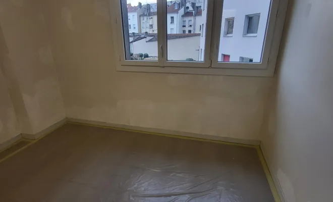 Reprise avec enduissage, lissage et ponçage