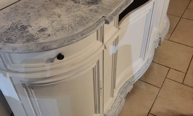 Peinture décorative au journal plateau et pieds meuble bahut