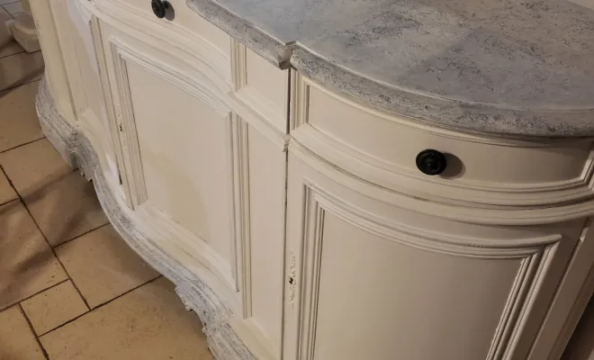 Peinture décorative au journal plateau et pieds meuble bahut