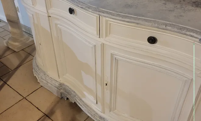 Peinture décorative au journal plateau et pieds meuble bahut