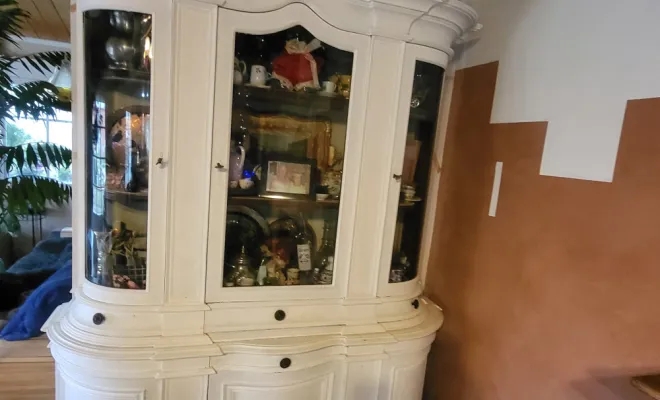 Meuble vitrine peint en blanc