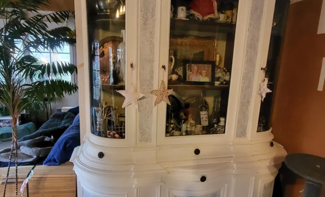 Meuble vitrine final peint au journal