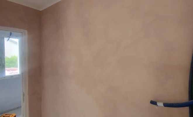 Mise en peinture décorative à l'essuyé mur séjour