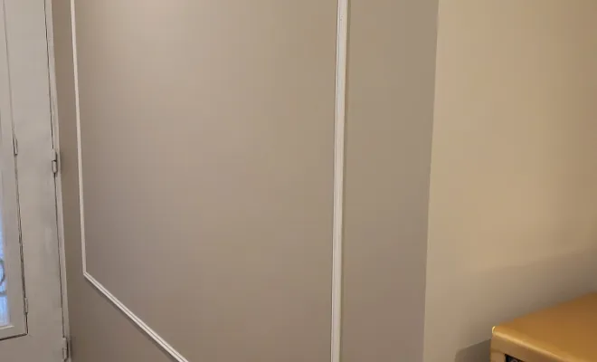 Création cadre horizontal en moulure sur mur