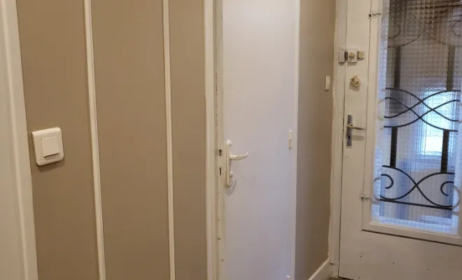 Création cadre vertical en moulure sur mur