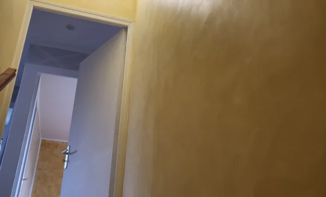 peinture décorative à l'essuyé, montée d'escalier et salon étage