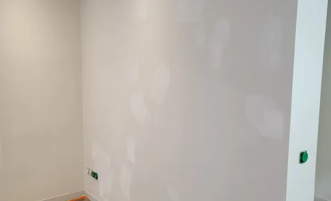 Reprise malfaçons mur: lissage au plâtre