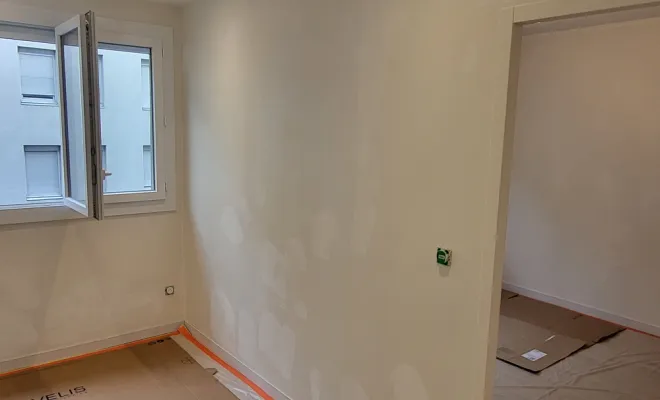 Reprise malfaçons mur: lissage au plâtre