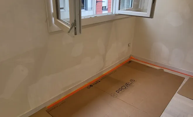 Reprise malfaçons mur: lissage au plâtre