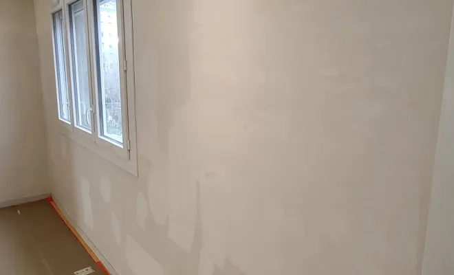 Reprise malfaçons mur : lissage au plâtre