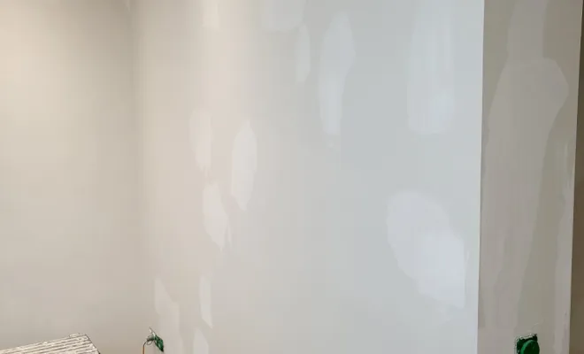 Reprise malfaçons avec enduissage, lissage et ponçage mur