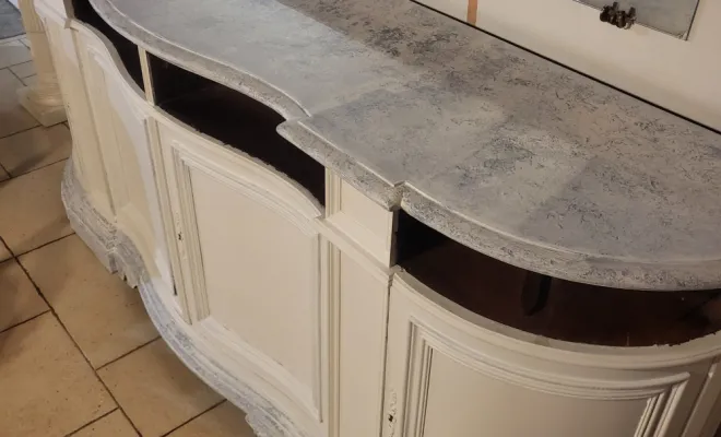 Plâteau et pieds bahut peint au journal