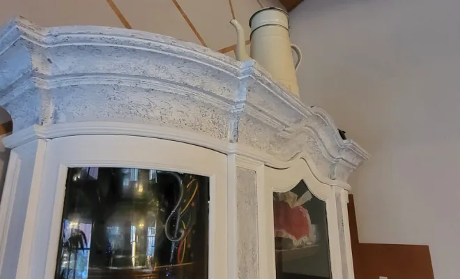 Meuble vitrine : corniche peinte au journal