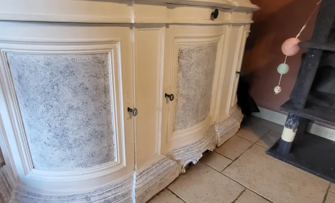 Meuble vitrine : portes peintes au journal