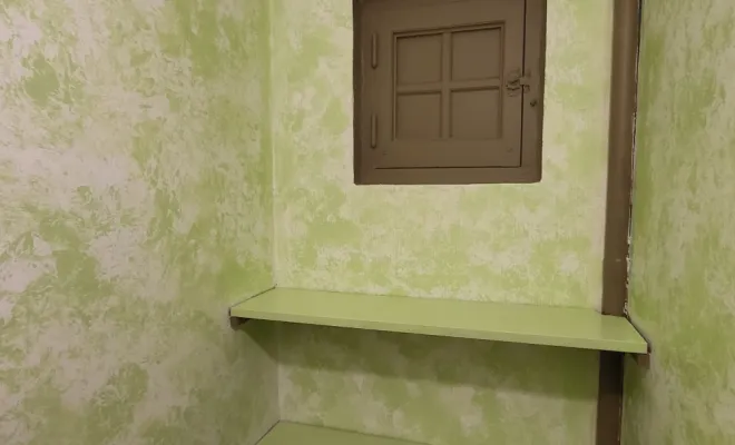 Peinture décorative  au journal WC PERONNAS